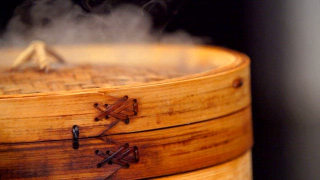 부엌에서 김이 모락모락 나는 대나무 찜기