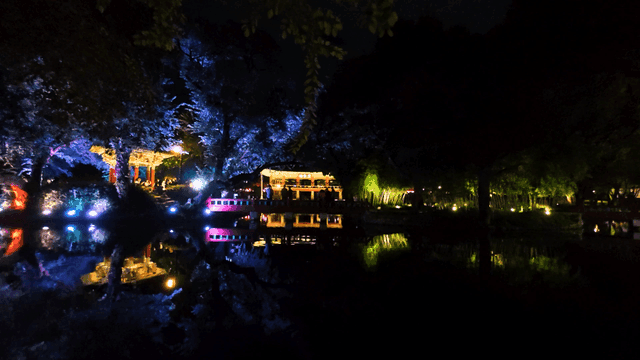 멀리 전통 정자들이 조명을 비추는 야경