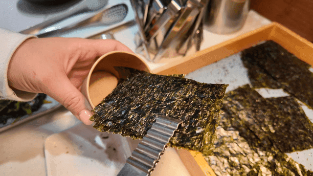 Hand that puts into paper cup while picking up with tongs