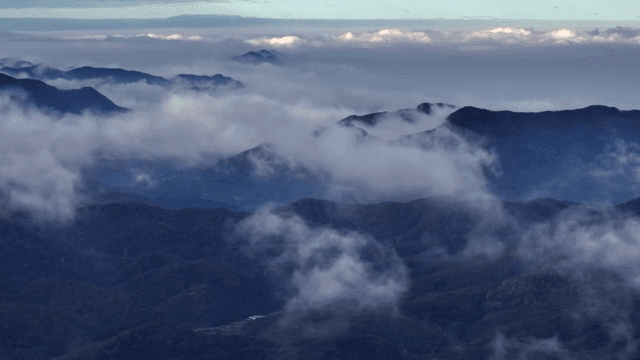 구름이 흐르는 안개 낀 산