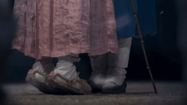 한복을 입고 까치발하는 사람