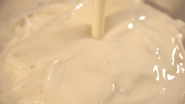 콩물이 부어지는 콩국수