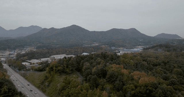 산과 인근 마을의 항공 뷰