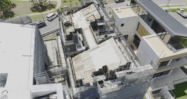 비계와 자재이 있는 건설 현장