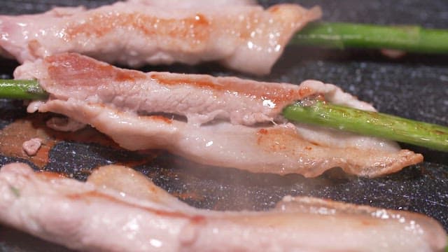 뜨거운 팬에 구워지는 대패삼겹살과 아스파라거스