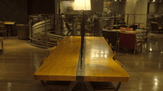 나무 테이블과 의자가 있는 빈 카페