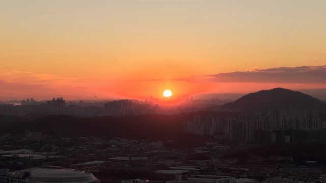 산과 도시 스카이라인 위의 일몰