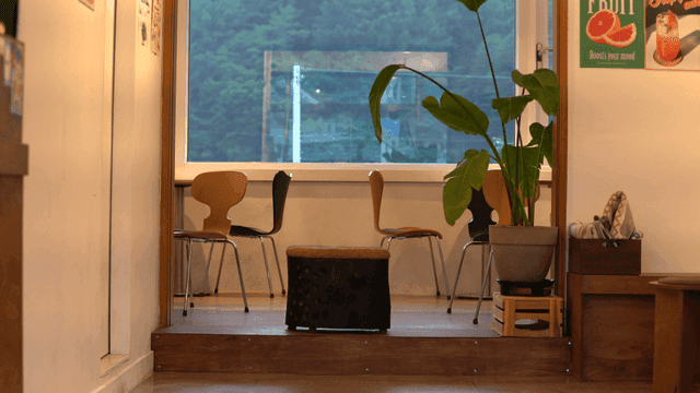 숲이 보이는 아늑한 카페 내부