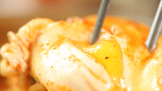 매운 라면 위에 터지는 달걀 노른자