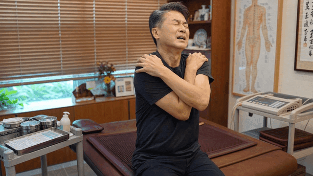 Elderly male patient with shoulder pain at Korean medicine clinic