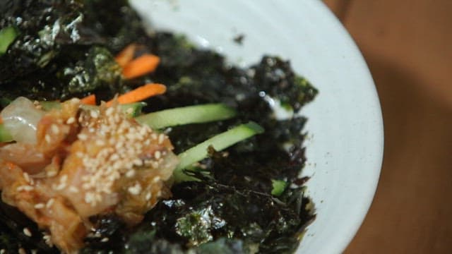 김치와 김이 올라간 맛있는 쫄면