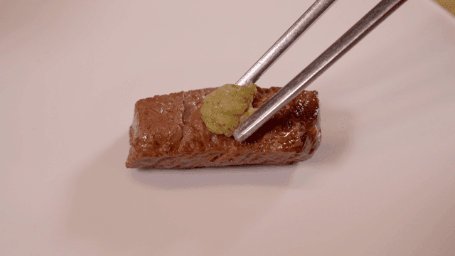 와사비를 올린 구운 스테이크