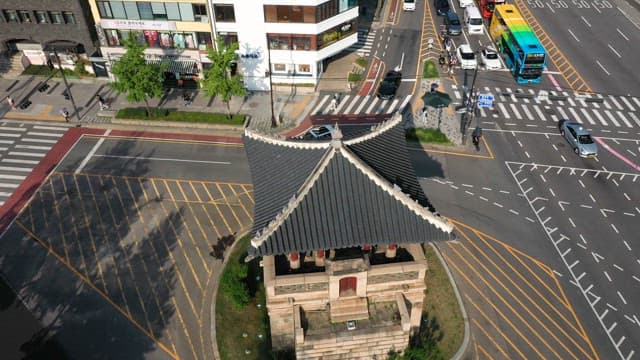 Korean Historic Architecture in the Middle of Busy City Intersection