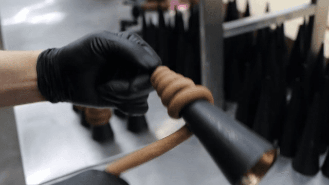 주방에서 반죽으로 모양을 내는 손