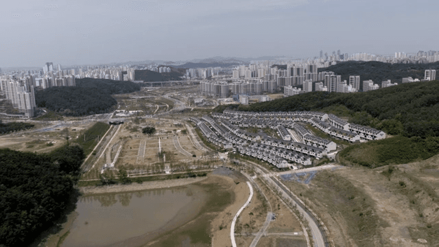 언덕으로 둘러싸인 광활한 도시 풍경