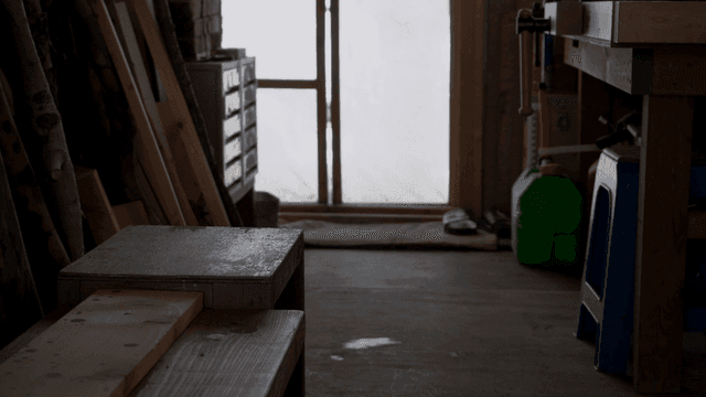 목공 작업장에서 나가는 등산화를 신은 사람