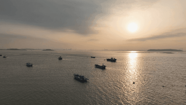 일출 시 고요한 바다의 배들