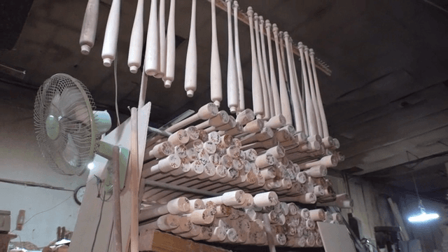 작업장의 나무 야구 방망이