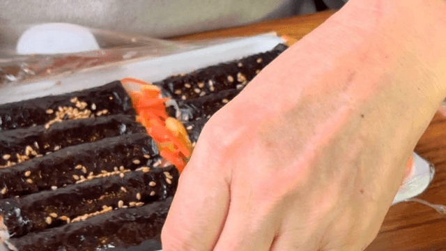 다채로운 야채가 들어간 꼬마김밥