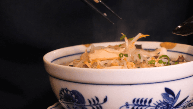 Chopsticks for picking up rice noodles