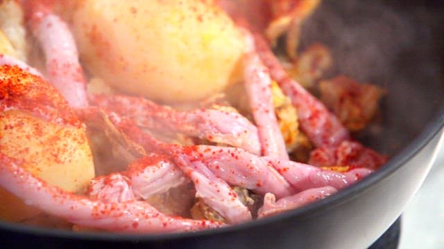 Spicy braised chicken with chicken eggs and ootheca