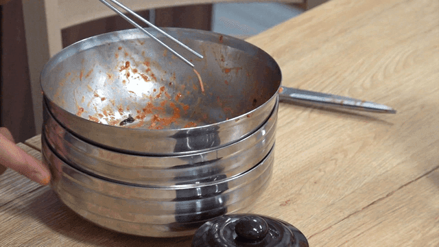 식사 후 쌓인 빈 스테인 냉면 그릇들