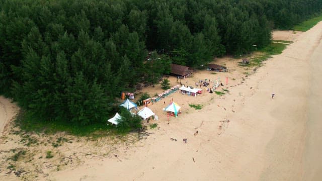 텐트와 사람들이 있는 해변 축제