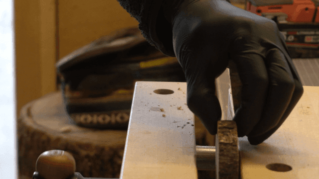 나무 토막들을 고정대에 넣는 손