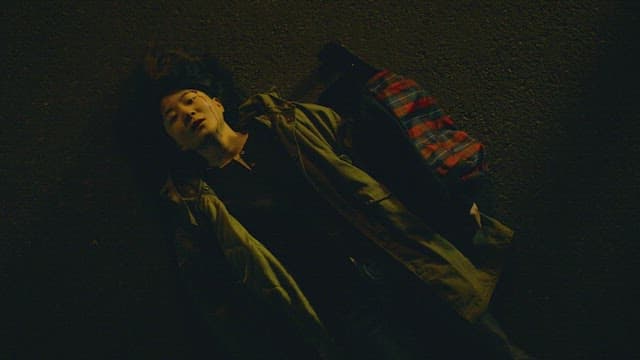 밤에 거리에서 머리에 피를 흘린 채 쓰러진 여자