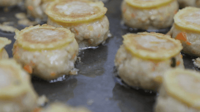 뜨거운 팬에서 조리되는 동그랑땡