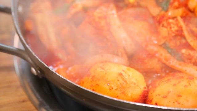 야채와 고기가 들어간 매콤한 찌개 요리