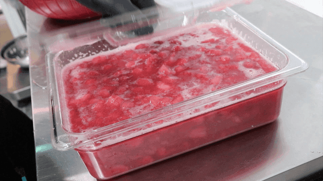 설탕에 재워둔 딸기