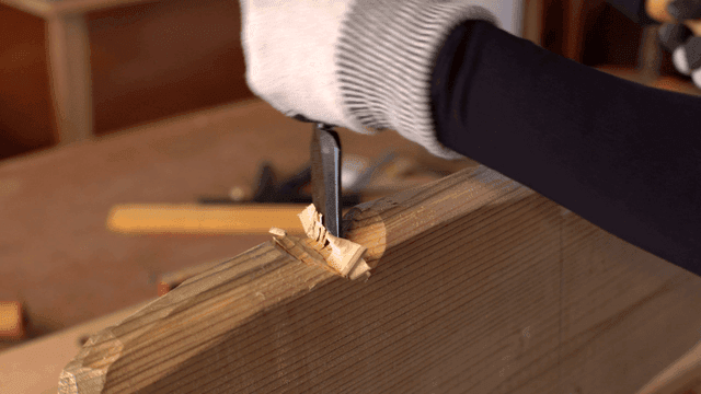 작업장에서 끌로 나무 조각하기