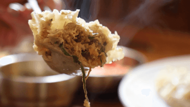 젓가락으로 들어오린 따뜻한 만두