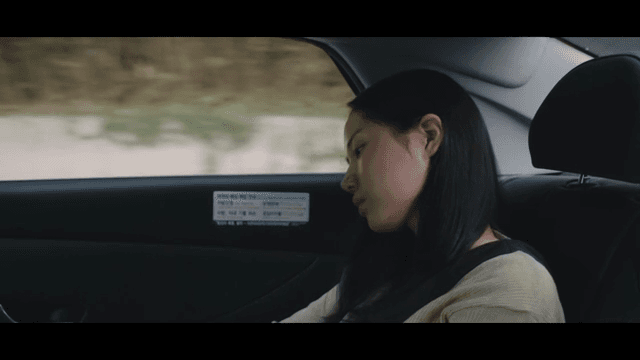 택시 안에서 생각에 잠긴 여성