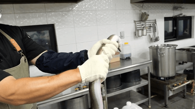 주방에서 장어를 준비하는 요리사