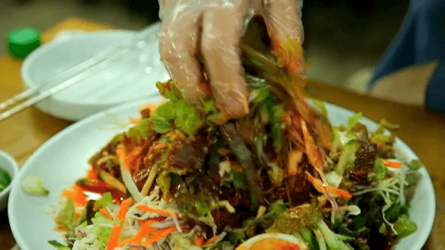 손으로 섞는 막국수