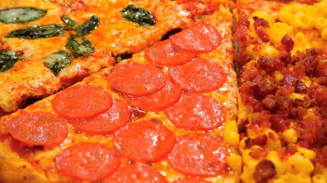 다양한 토핑의 피자 조각들