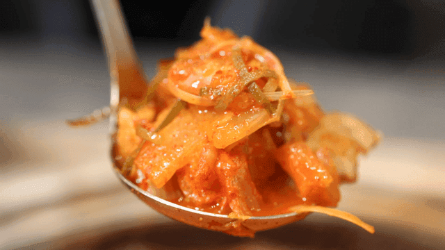국자로 떠낸 뜨거운 김치찌개