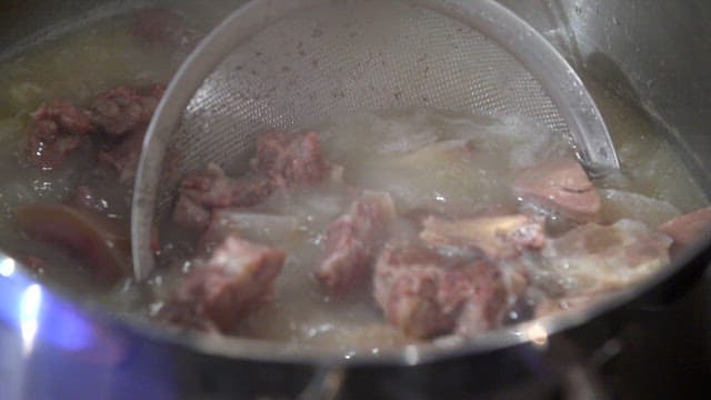 끓인 소뼈를 체로 건져올리는 장면