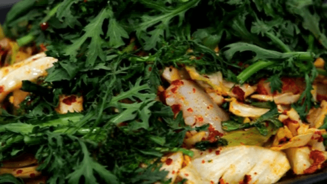 양념된 다양한 채소를 조리하는 모습