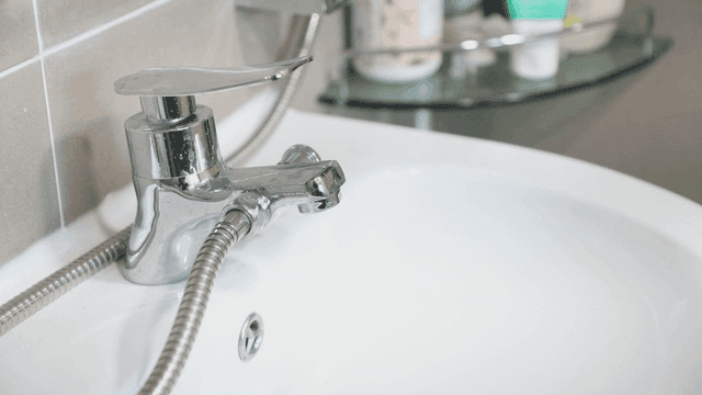 반짝이는 수도꼭지가 있는 깨끗한 세면대