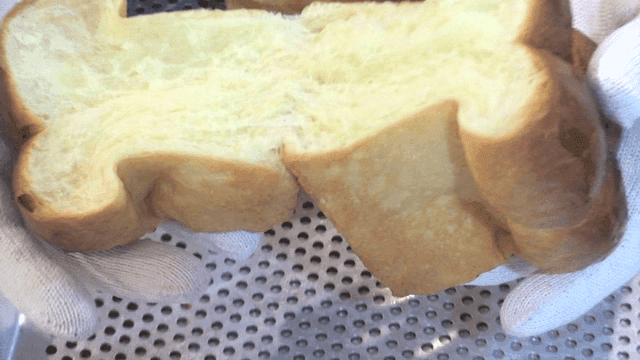 갓 구운 식빵을 찢는 손