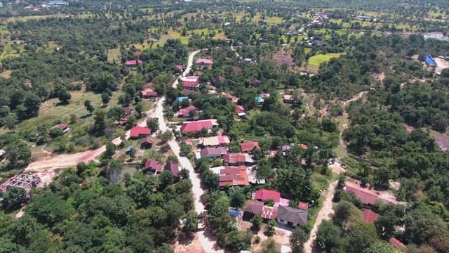 푸른 숲으로 둘러싸인 시골 마을