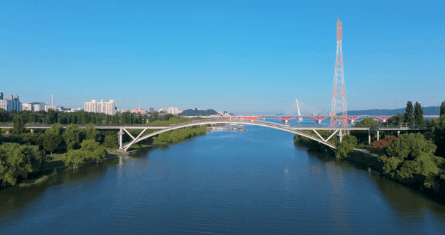 넓은 강 위로 도시를 이어주는 다리