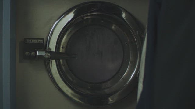 산업용 세탁기가 빨래를 돌리고 있는 모습