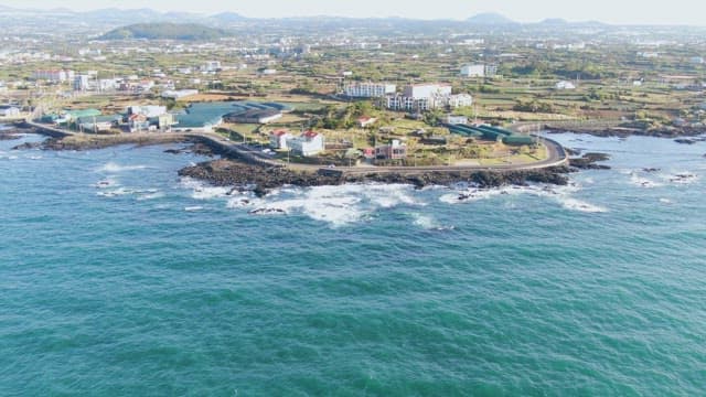 바다 파도가 있는 해안 마을