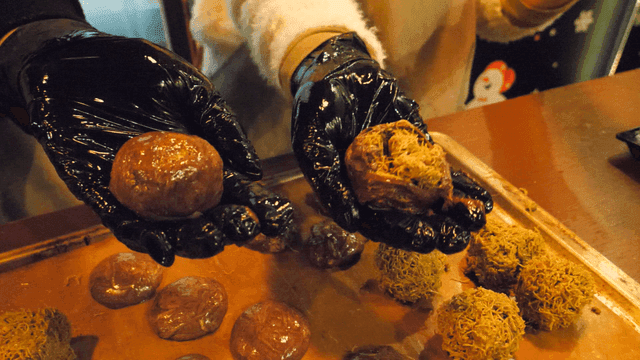 People holding Dujjokku filling