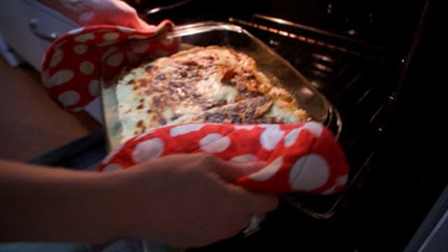 주방 오븐에서 갓 구워진 요리