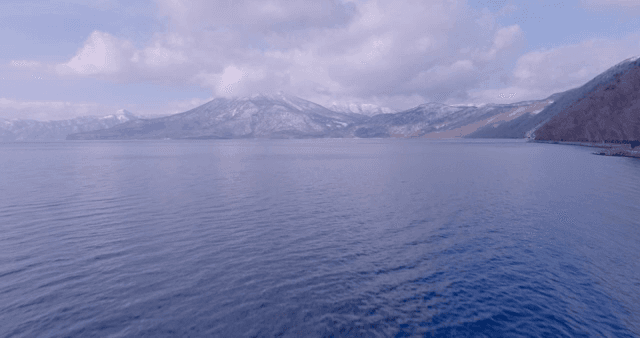 멀리 산이 보이는 고요한 호수